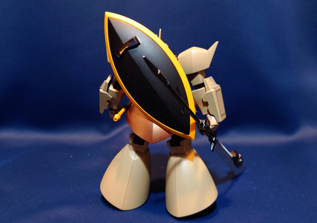 頭部や腕、脚は缶スプレー、胴体や武器はエアブラシ(友人宅で借りてる)で塗装。陸戦型ゲルググを想起させるカラーリングですが、A型の設定です。