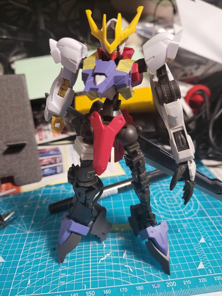 製作途中グリムゲルテとウヴァルの足の長さが違うので、右脚はプラ板で調整しています。