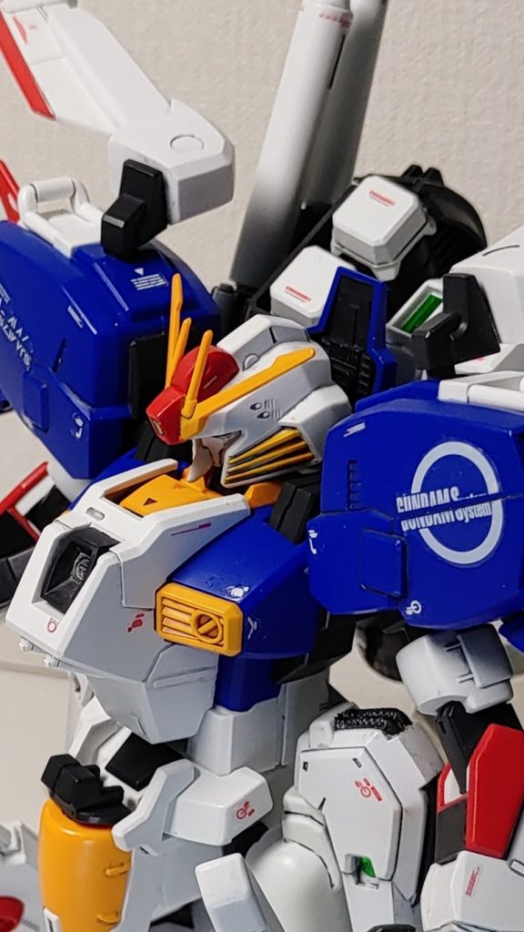 パッケージイラストを参考にしてトリコロール塗装しました。塗装は缶スプレー、デカールは控えめにしました。