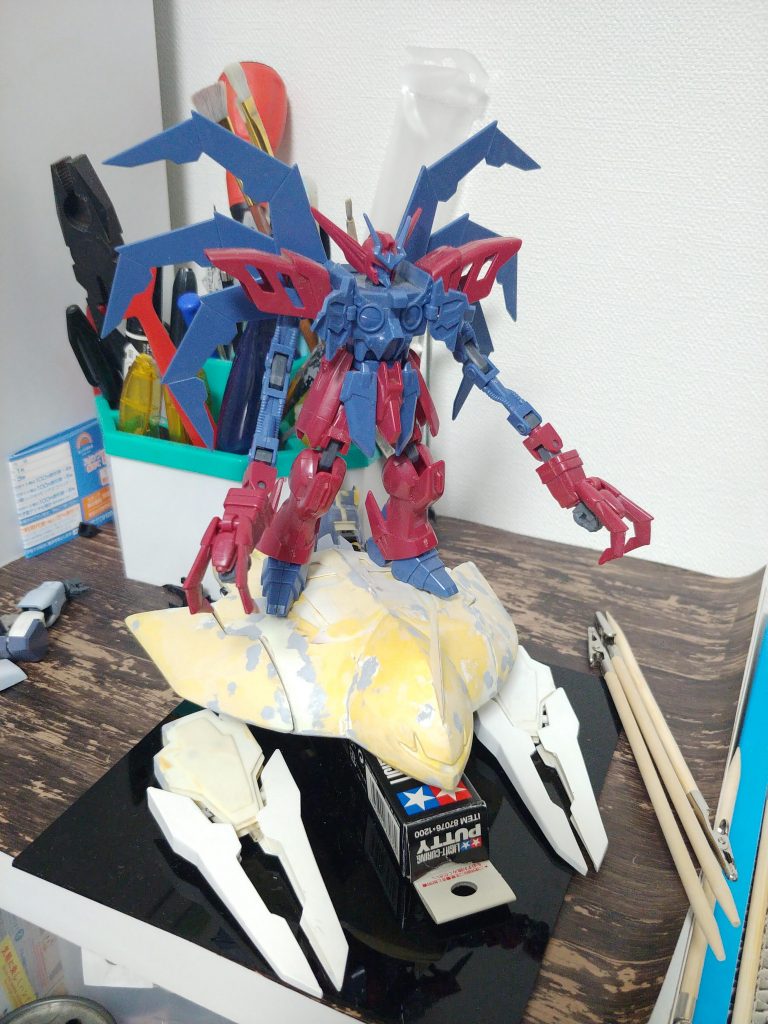 アシュタロンハーミットクラブのバックパックは、1/144グーンにポリパテとプラ板盛り盛りで作成しました。金属くらい重いです。