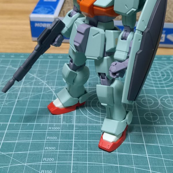 HGドートレスを作成中…今回武器はHGガンダムエアマスターのバスターライフルにしました❗そのままのだとライフルがグラつくので、手の部分にランナーの切り端と、ポリパーツの切り端を挟む形で接着しました✨ポリの切り端を使用することで、ライフルの持たせる時に少しムニュっとして、しっかり持たせる事ができます😲👍そして仮組をしてバランス確認~サフ吹きまでをしました🎵次回はいよいよ完成になるかな…もうすぐ完成なので頑張ります‼️（3枚目）