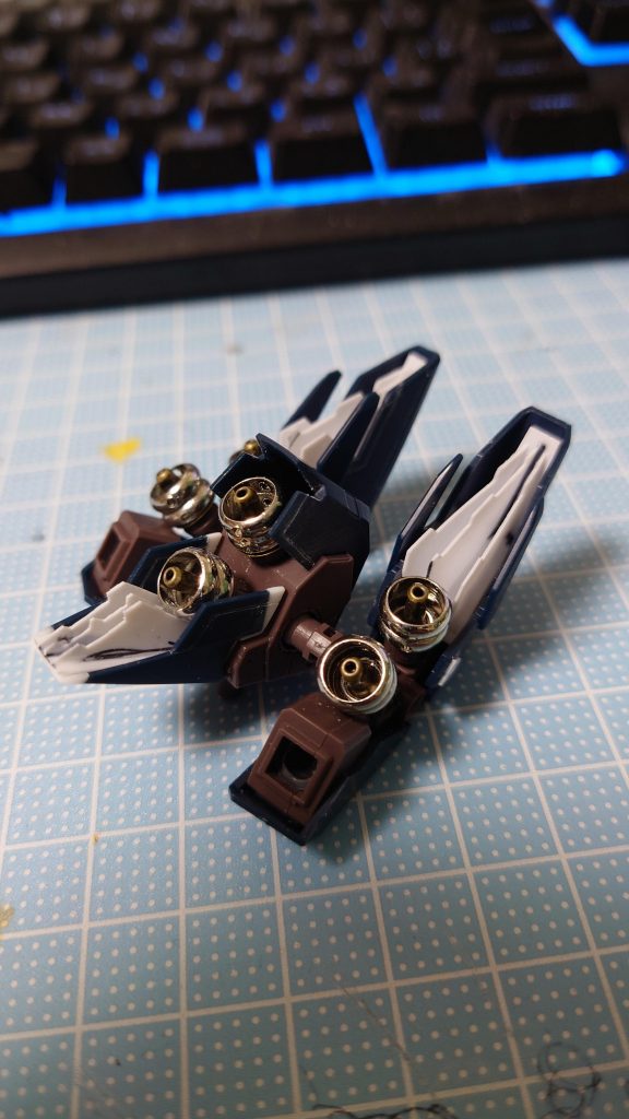 青の下のパーツはフィン仕込むスペースなかったので角度変更・先端延長してます。