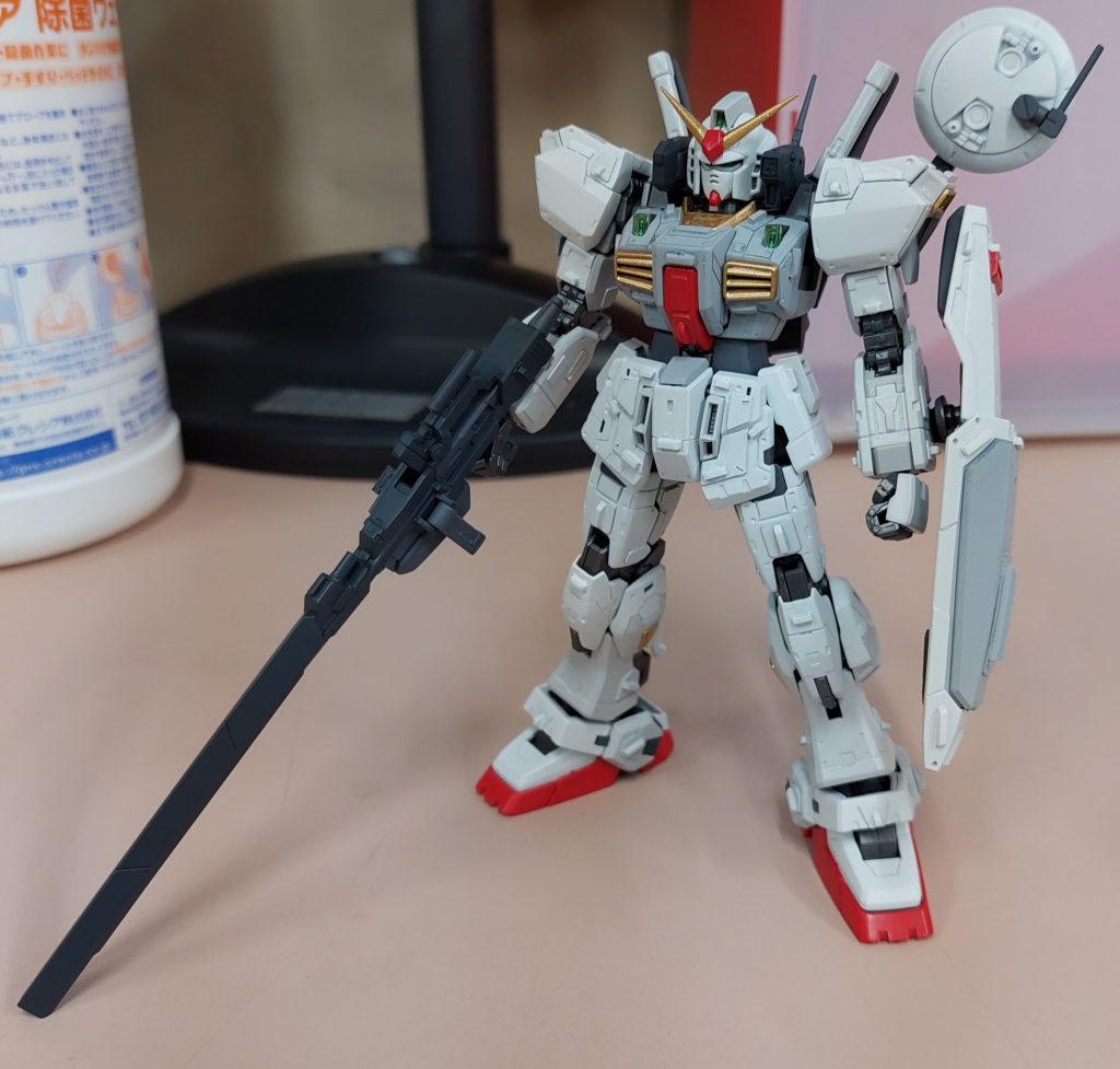 基本塗装を終えた写真になります。カラーについては以下の通りです。フレーム→サーフェイサーEVOガンメタグレー→メカサフヘヴィー、スーパーヘヴィーホワイト→ガンダムカラーホワイト(缶スプレー)イエロー→アクリジョンゴールドレッド→サザビーレッド(缶スプレー)この状態もロールアウトカラーのようで渋くて好きです!