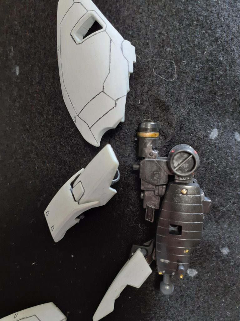 ふくらはぎのスジボリ。内部パーツにはシルバーでブラッシング。ネジなどのモールドにはゴールドをしよう。ゴールドとシルバーもアサヒペンカラーパレットペン。