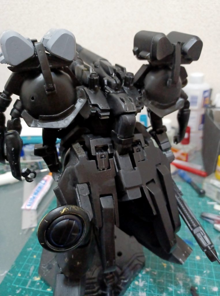 今回黒サフ吹いてみたんですが、青の隠ぺい力が低すぎたのでこの後白サフで吹き直すとは(笑)