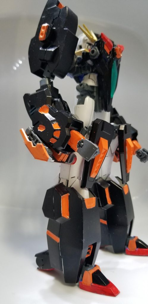 サイドビュー。腕部カバーは展開することが可能。