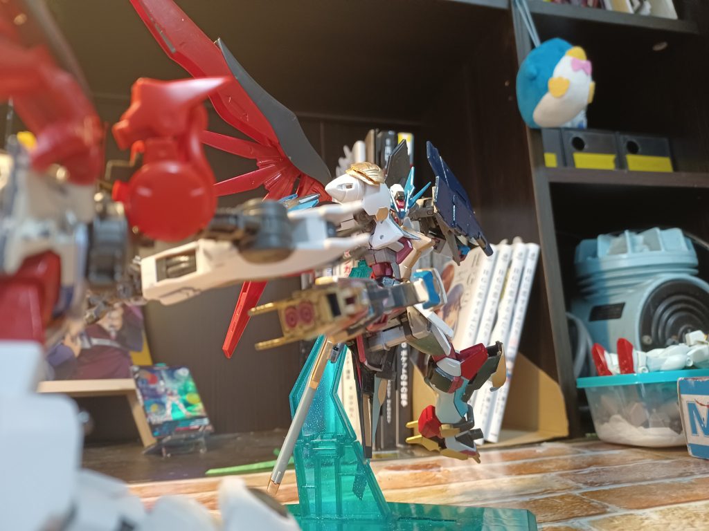 そしてライバル機体との戦闘シーンです♪両機ともまだ武器が完成してないんで素手での殴りいになりますwライバル機の方もランスロットイメージの機体のライバルとなるとやはり紅蓮をイメージして作っています余裕があれば投稿したいと思います見ていただきありがとうございますm(_ _)m塗装も改造も中途半端な状態での投稿になってしまったので少し反省ですwコメントなどくれればありがたいです興味ない人は飛ばすと思うので設定は最後に書きます基本ランスロットの設定をガンダム風にしたって感じですねデスティニーの光の翼はV2とミキシング予定で両機の光の翼の特性を使ってランスロットみたいに光の刃とかを飛ばすかんじです左肩のアーマーは実はアーマーの中にクアンタのGNドライブが搭載されておりGNフィールドを展開用のアーマーって設定にしています右手のユーラヴェンのビットはそのまま飛ばして攻撃する感じです腰につけてるクスフィアスは実弾兵器ですがビーム砲にしていますまぁざっとこんなもんになりますねくっそ読みずらくてすんませんm(*_ _)m