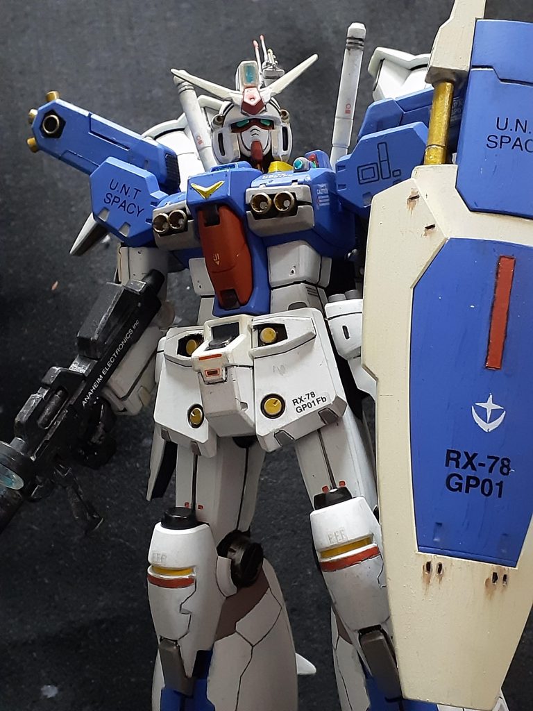 盾は、腕の溝にはまるように持ち手を加工、上下にスライドできるようにしました。ビームライフルは、ビスで固定。