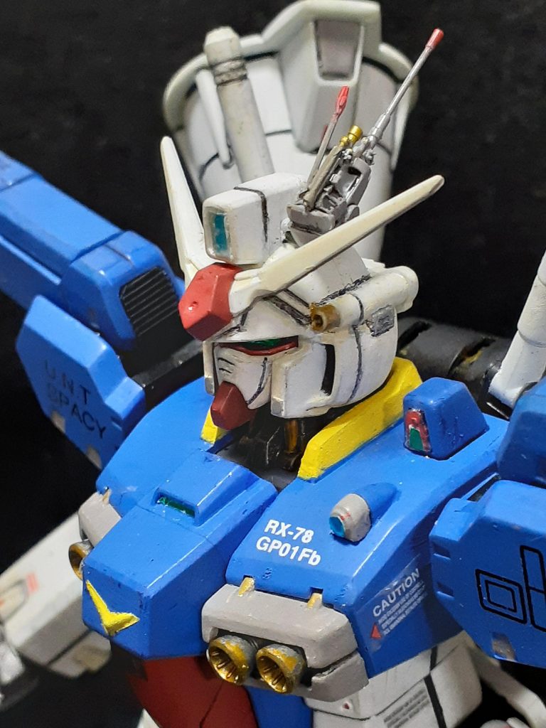 上半身は情報が多いのでモールドは控え目。頭部アンテナは、パーツを追加。マットホワイトだけでなく、アースホワイトも使いなにげなく陰影を演出。