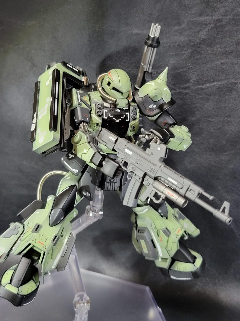 武器高性能ザクマシンガンガンプラバトルでは、実弾やビームが効かなかったりすることが想定されるのでマガジンによって実弾とビームとで使い分けができるようにしてみました。こっちがビームマシンガンでバックパックと合わせて4つマガジンがあります。