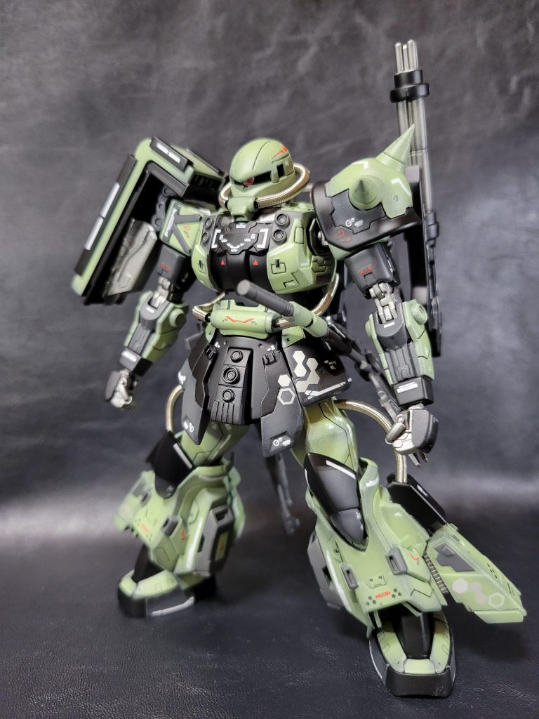 正面武器は全てマウントできるようにしてます。今回は少しデカールを多めにしてみましたがいかがでしょうか?各所にあるヘックス迷彩はこの機体が光学迷彩を持っている証でもあります。