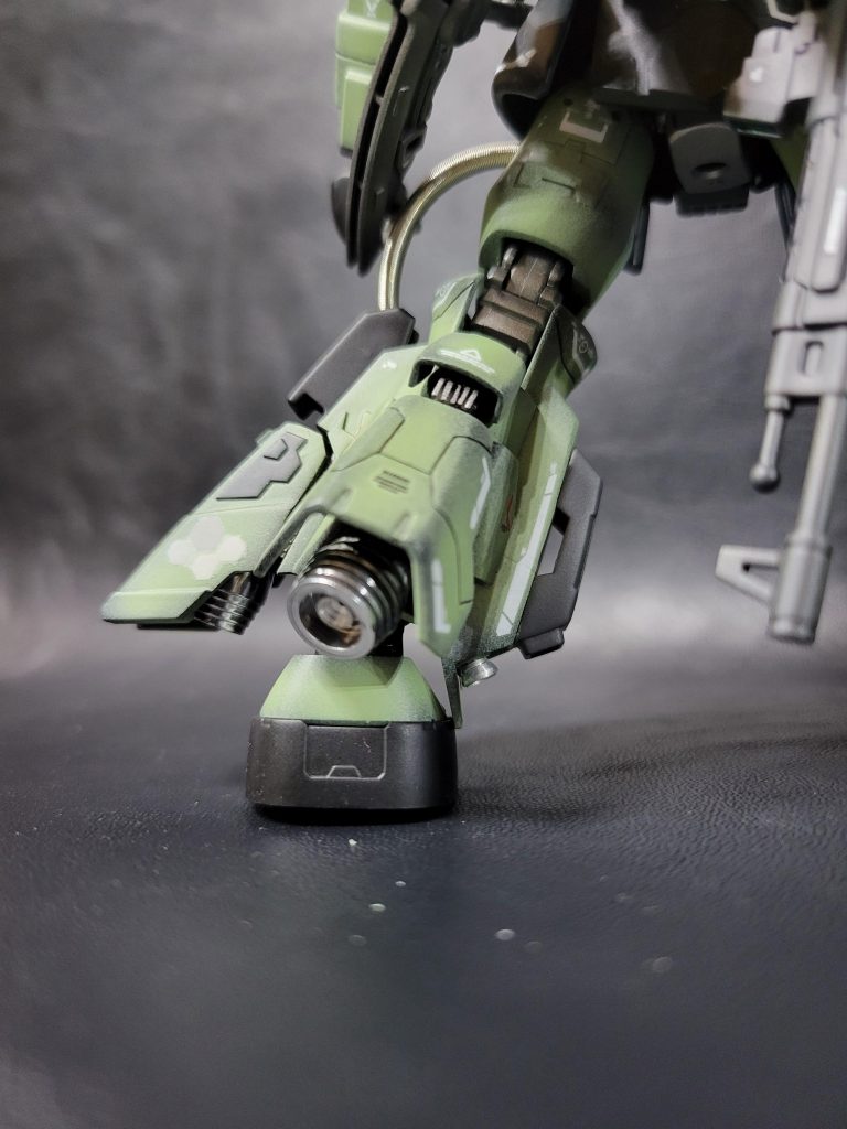 バーニアは毎度お世話になっているガンダムメッキシルバーです。個人的にこのガンダムマーカーは大好きですね。メタルパーツと合わせていますが、よく見ないと分からないくらいメッキッキです。