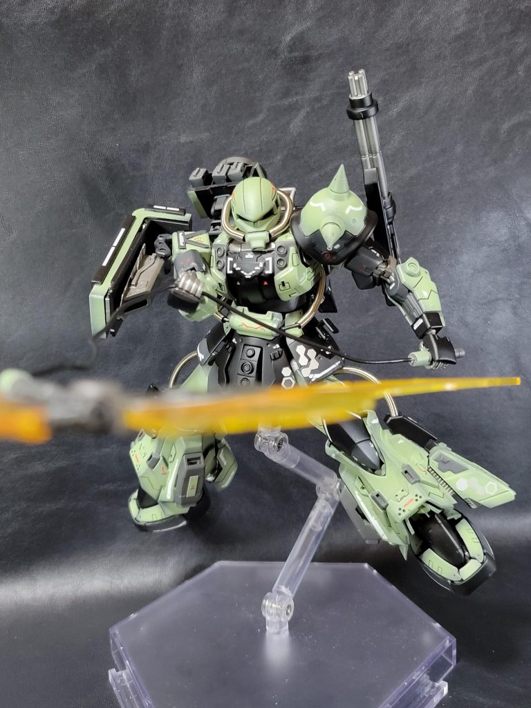 持ち手からはワイヤーがでてきて鎖鎌のように使用することもできます。更にビームの出力を上げることで攻撃力もUPです。クリアイエローとクリアオレンジでグラデーション付けながら塗装しました。