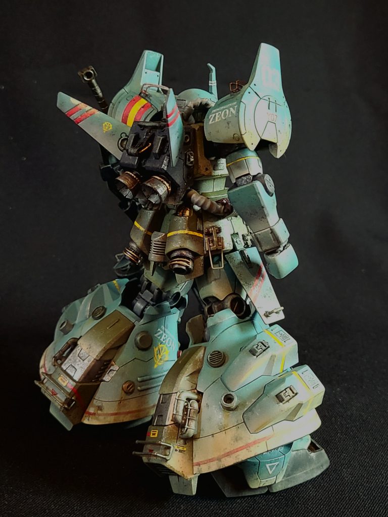 なんといってもこの機体の最大の魅力は後ろ姿にあると思います。友人の橋本氏作成の(3D出力の)ディテールアップパーツを中心に、数種類のパーツをちりばめて情報量を追加しました。お気に入りはふくらはぎのパイプ(配管)ですね。