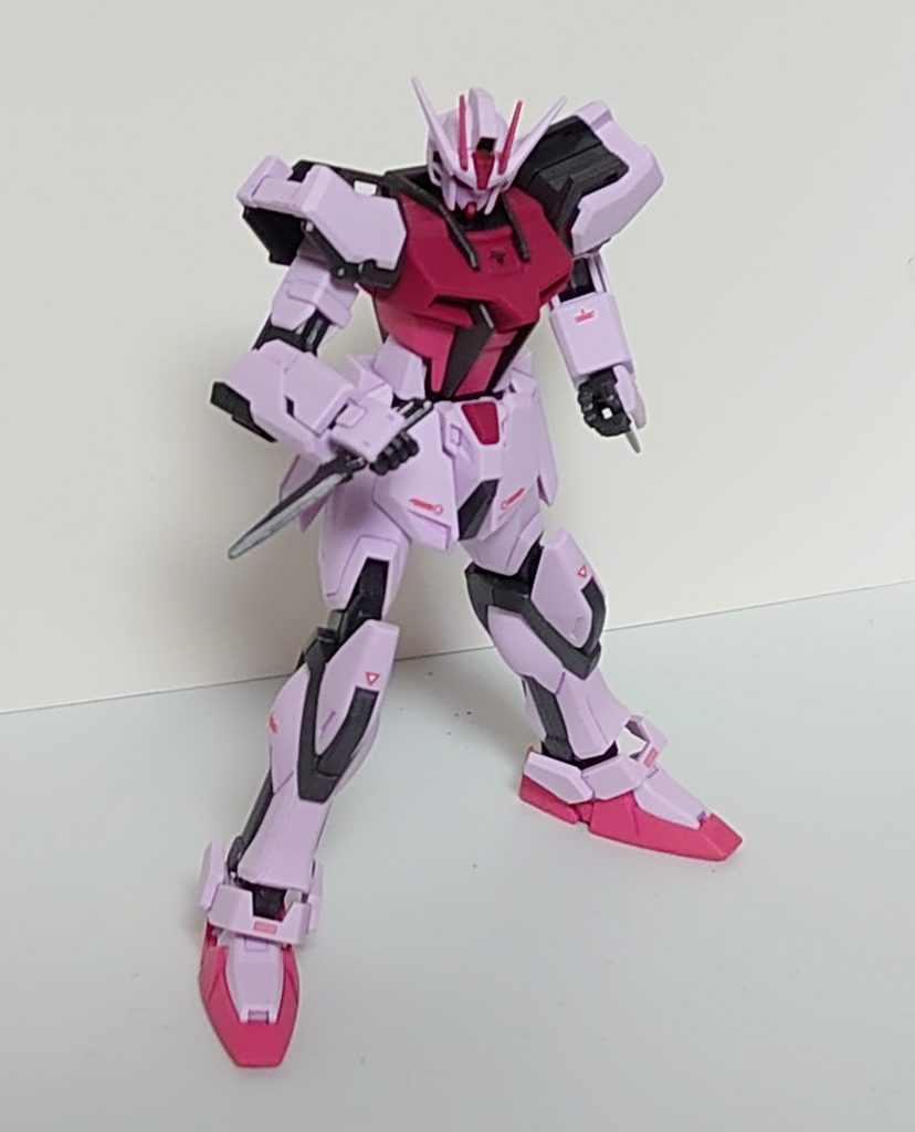 分かりにくいですが、胸部にスジボリ追加前です。初デカールですが、急な思いつきだったので、デカール持ってなくて内ふくらはぎが寂しいです。左肩も寂しいですが、後で1/100SEEDデカールに小さいサイズが1枚混ざっていたため、そちらを用いています。 今回は作成中を取り忘れてしまってます。EGは組むだけならあっという間でプロポーションや色分けも良いので、自分のような初心者でも気軽に手を加えられていいですね。