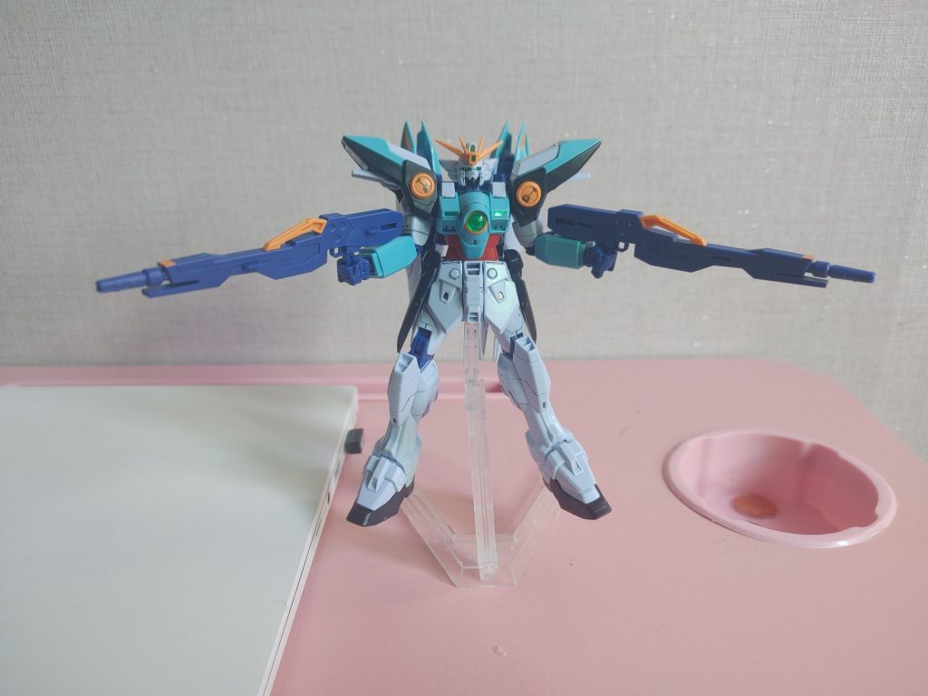 体のパーツが赤いですが、これは、本来のウイングゼロのパーツです。洗脳から解放され、元に戻ったらこんな感じだろうと思い作りました。(残りパーツとは秘密)