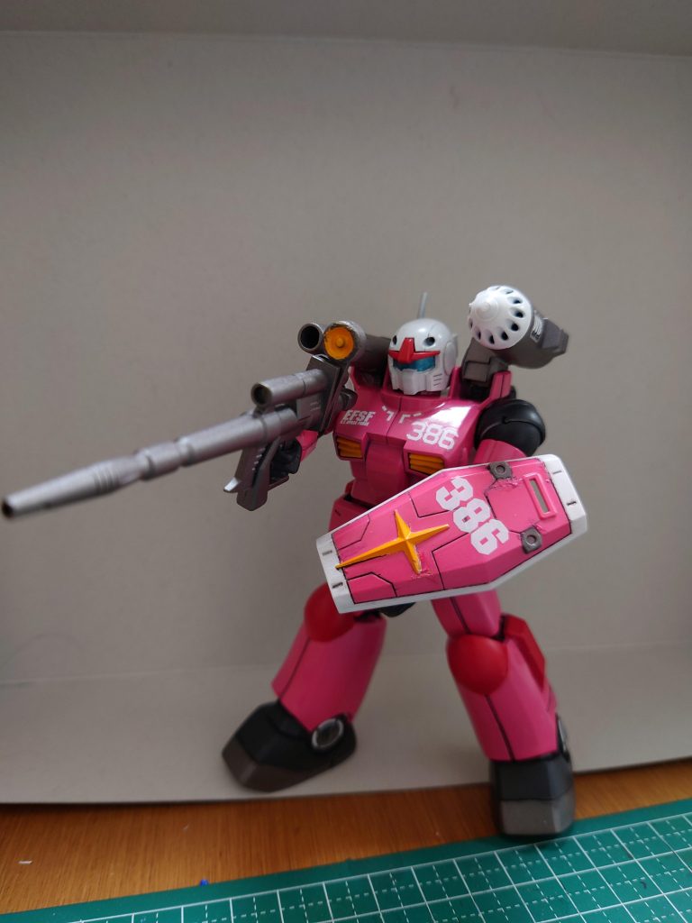 シールドはSDのガンダムから拝借塗り分けのミスがヒドいですね