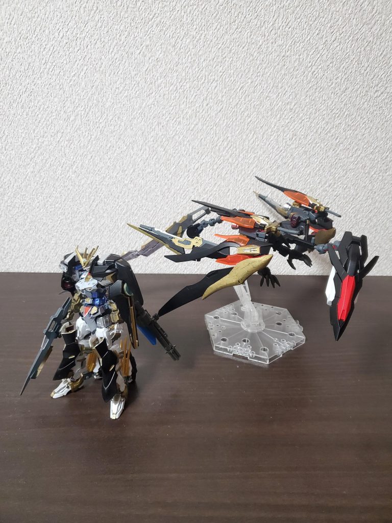 装甲装備形態と支援メカ。支援メカも合体することにより、龍のような形態へと変形出来ます。