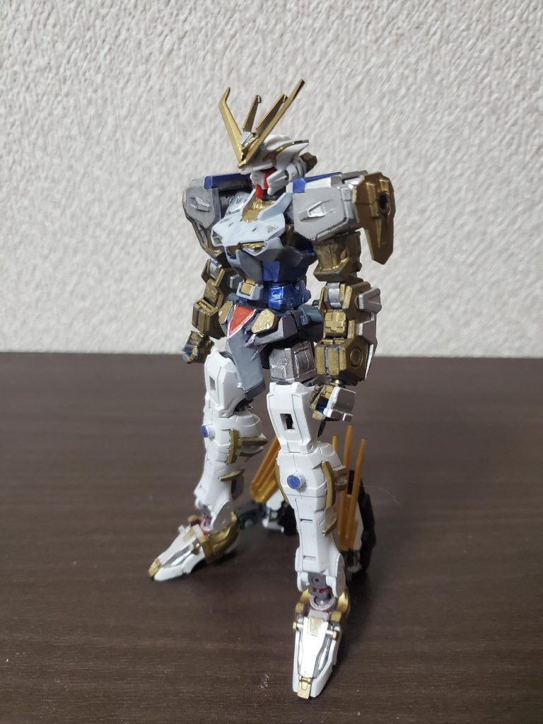 追加装甲なしの、素体です。ミラージュフレームイメージなので、脚部はグラディエーターモードのように変形させることが出来ます。