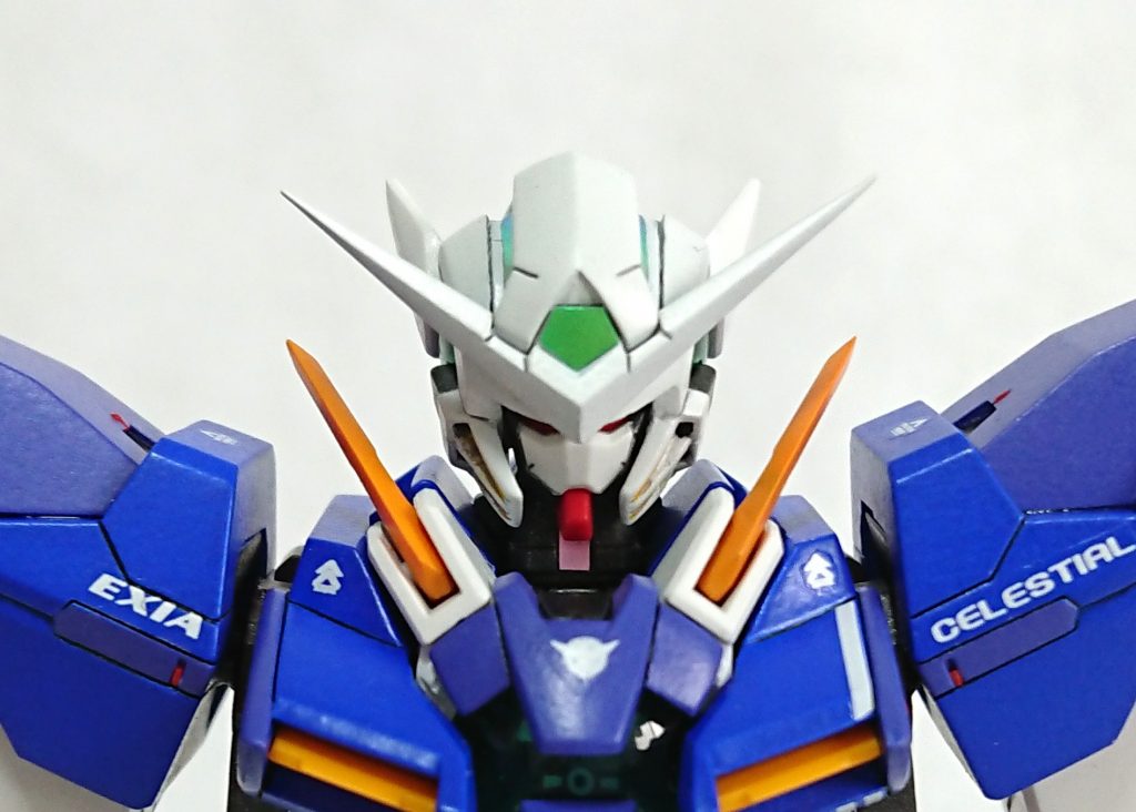 頭部アンテナはプラ板を貼って角度変更しています。ひさしも削って若干柔らかな印象の目付きにしています。コンデンサ周りは一度切り離しプラ板を貼り、耳(後ろ)に向かって徐々に八の字状に広がるように角度を付け再接着しています。