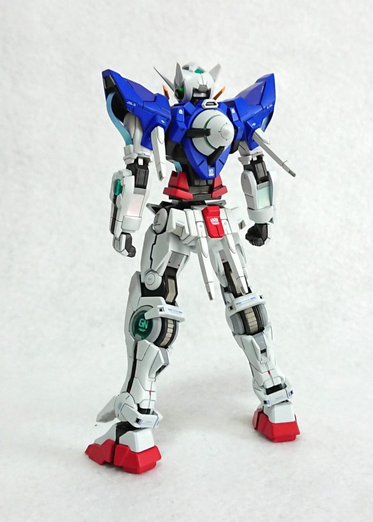 フロント・リア胴体と太ももから膝にかけた関節をダブルオーガンダム、肘関節をインフィニットジャスティスに変更し、一部パーツをエクシアダークマターから拝借しました。その他形状変更はプラ板切り貼りやキットをゴリゴリ削って行いました。その他アンテナや尖っている部分はシャープ化。