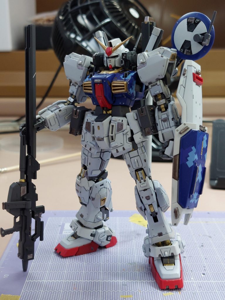 ボディーとシールドのデジタル迷彩塗装と、全身の部分塗装が終わった写真になります。デジタル迷彩についてはハイキューパーツさんのマスキングテープを活用しました。上手く出来て一安心です。部分塗装については、ガンダムカラーメタリックの各色を使いました。ゴールドがアクセントになっています。