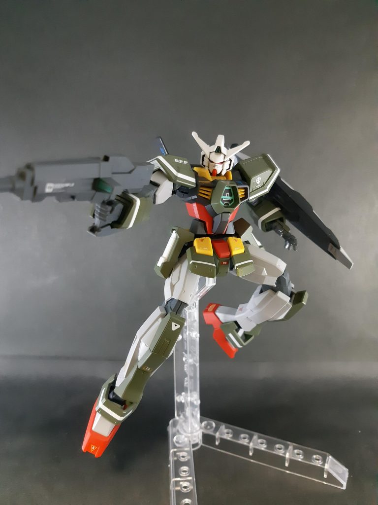 箱横のポーズ。安く買えるのにこの格好良さは、本当に良キットだと思うのです。