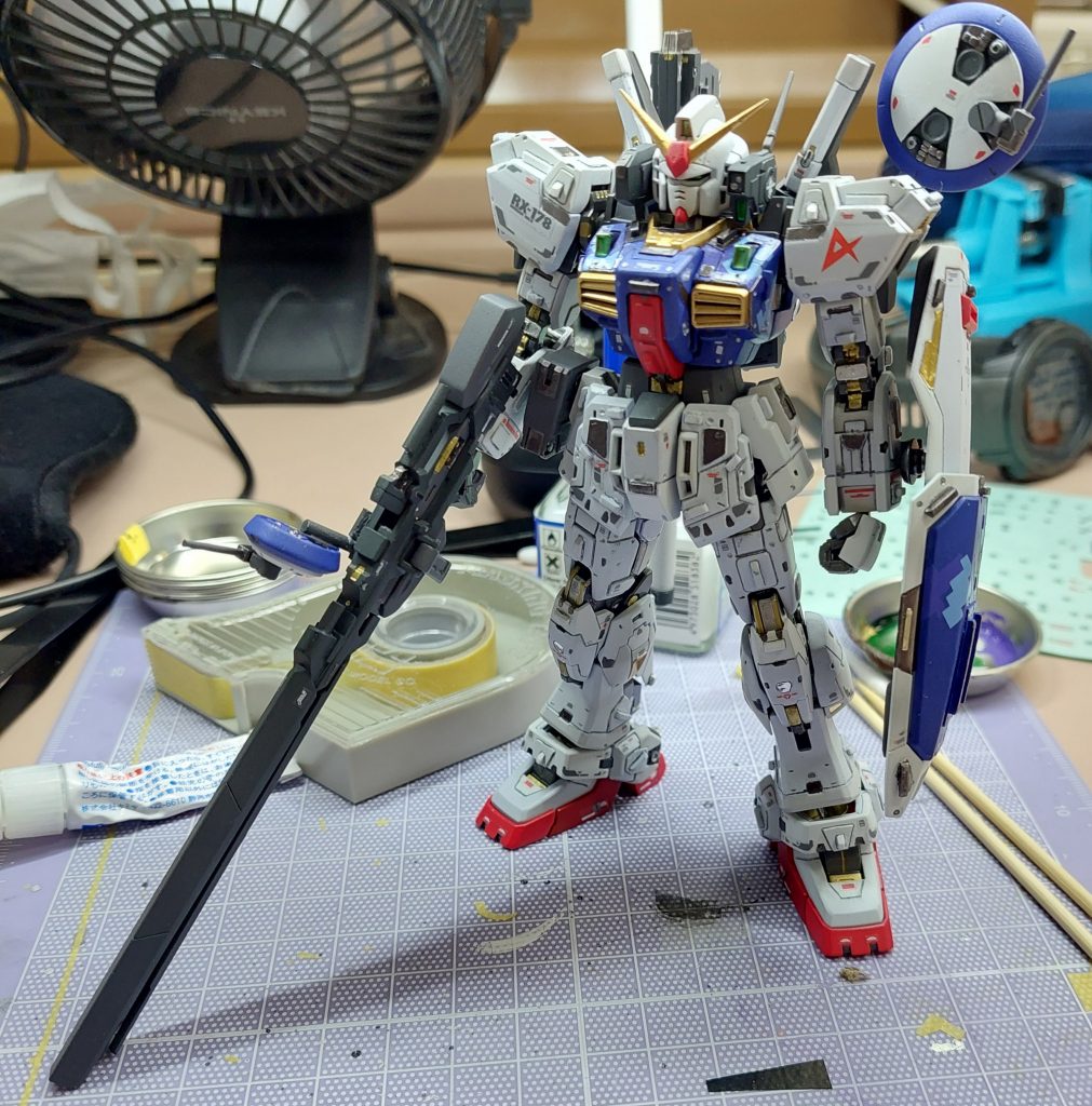 デカール貼りを終えて、最後のトップコート前の写真になります。外装につやがある状態も、超合金の質感に似ていて格好よかったんですけど、結局フレームはつやあり、外装と武装類はつや消しのトップコートを吹きました。今回RGを初めて製作しましたが、かなり作り応えがあると感じました。元のキットのデザイン、可動が非常に優秀でどのように改修していくか熟考しましたが、最終的に理想の形にすることが出来ました。オススメのキットです。作品に関して意見、質問等あればお気軽にどうぞ!