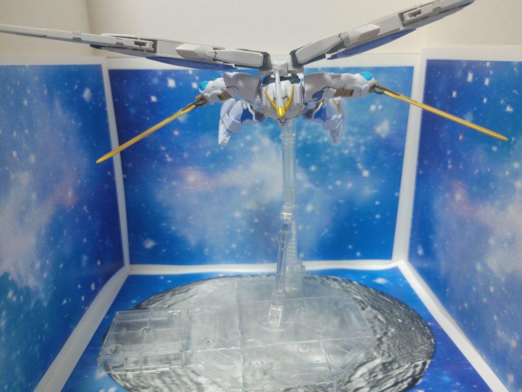 世界に破滅を知らしめるため、青い宇宙を闊歩する悪魔の騎士。だが、彼を阻むものがある。