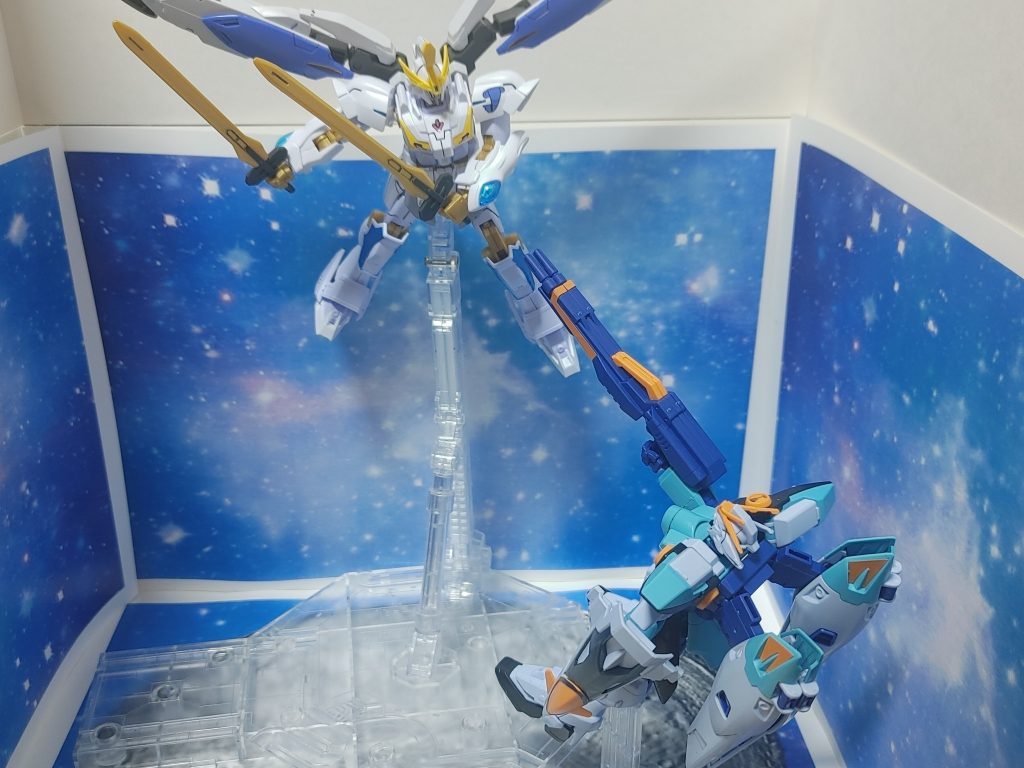 それは、ウイングガンダムスカイゼロ。ゼロ:お前、なんだこの姿は、何があった?!ヘル:悪魔と契約をしたのさ、最強になるため。そして代償として世界を破滅させる。邪魔するなら許さん。ゼロ:させるものか!ヘル:なら、死ね!同じゼロシステムを持ってる者同士の戦い。果たして世界の命運はどうなるのか。結末は誰も知らない。だってここで物語は終わるから。