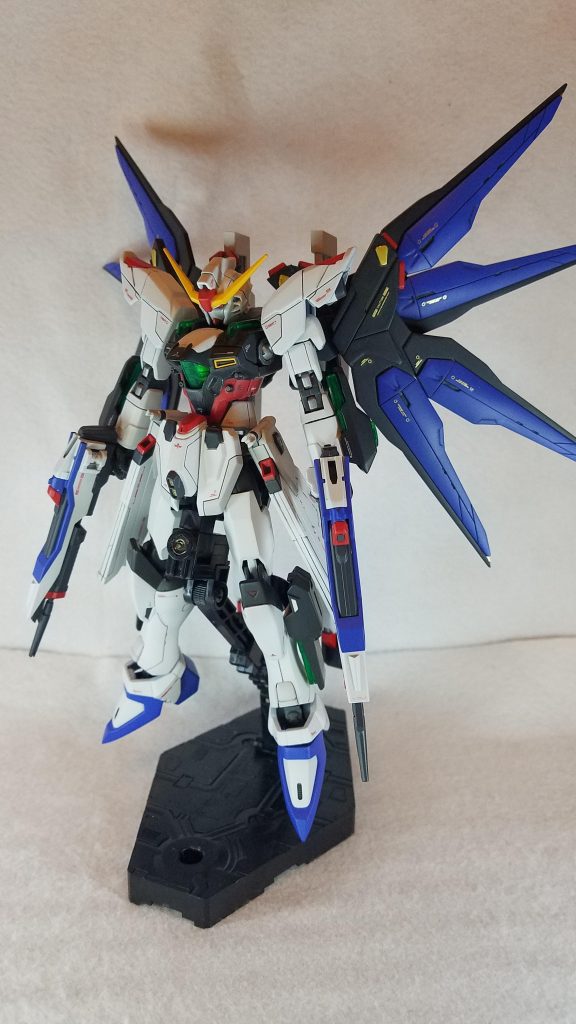 ミキシングポイントとしましては肩をフリーダムにしてプラ板で拡張背中の羽を初期HGストフリサイドスカートをフリーダムのクスィフィアスレール砲に変更足の大部分をフリーダムの物を使用