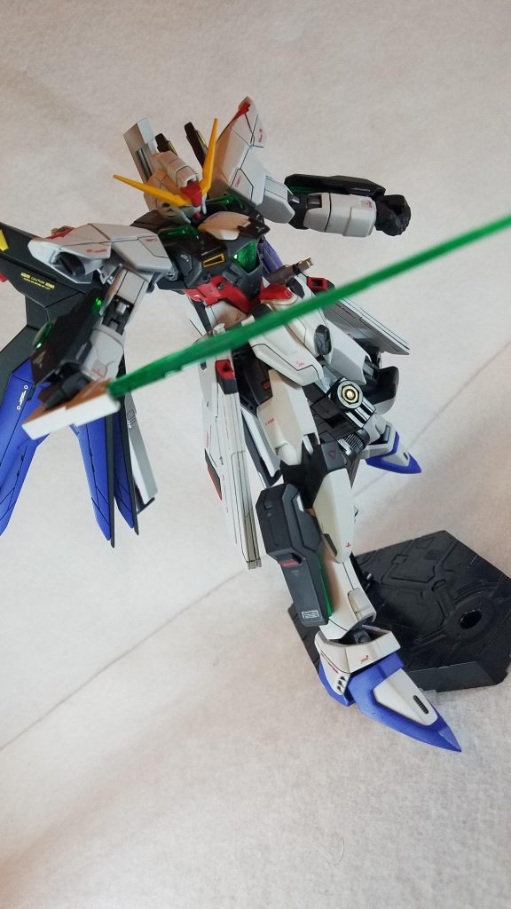 カラーリングを悩みましたがパワーアップした機体という事でガンダムDXカラーとフリーダムを混ぜた感じで塗装しました