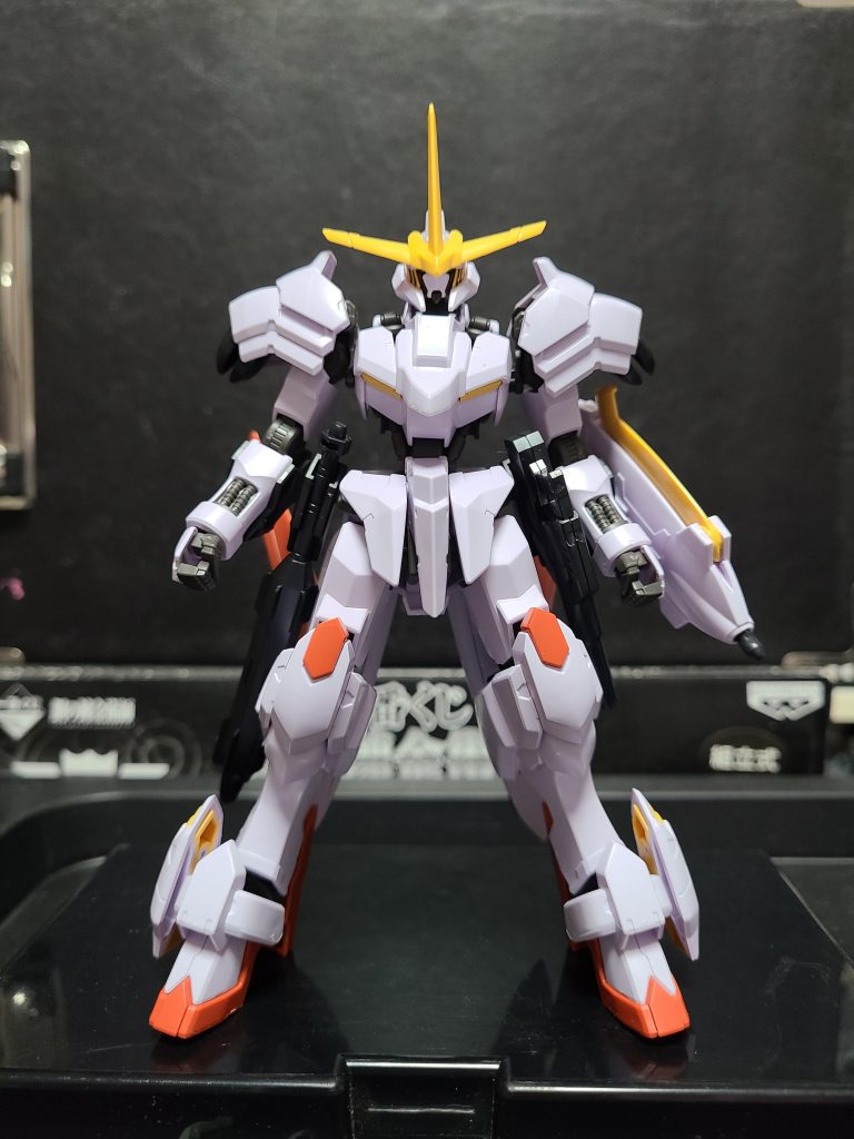 塗装墨入れ前の端白星です。成形色はちょっとクリーム色っぽい?
