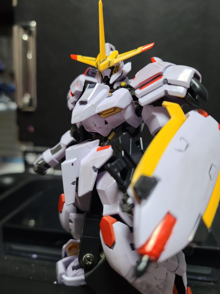 メイン写真が小さくなったので1枚目はこちら近距離からの写真です。基本的にガンダムマーカーのレッド、イエローと墨入れだけなのですが、取説など見てもう少し暗めがいいかなとグレーを全体に汚れ塗装っぽく塗ってみました。