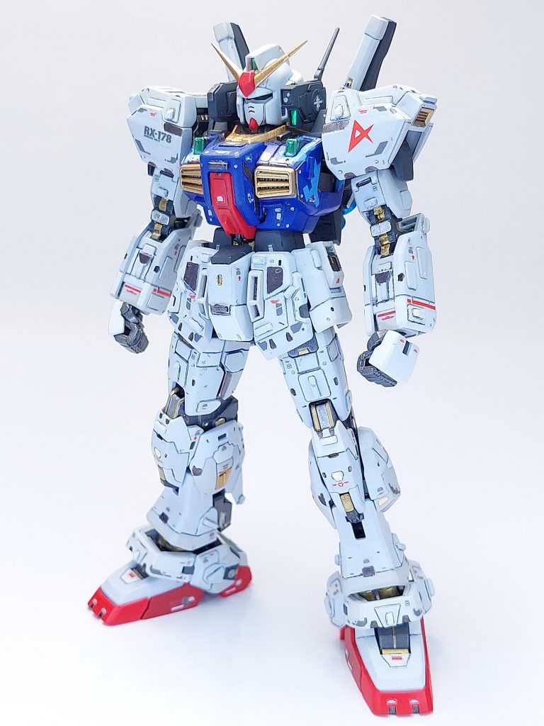 全身のバランスを見ながら、ディテールアップしました。フレームの金属感がお気に入りです。左肩にはアムロのパーソナルマークをつけてみました。