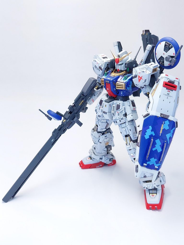 フル装備です。ビームスマートガンは、キットのビームライフルに銃身とレドームを追加して製作しました。ボディーとシールドのデジタル迷彩も満足のいく仕上がりです。