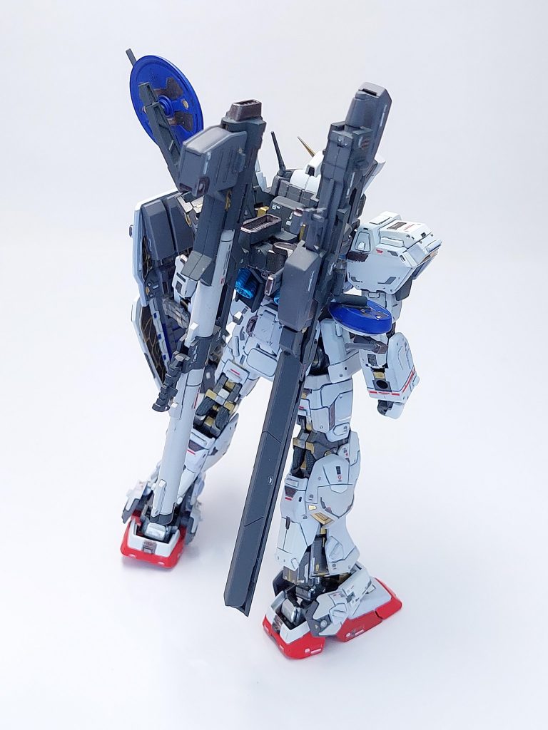 バックポーズになります。ビームスマートガンと、ハイパー・バズーカは小型の磁石によってマウントしています。