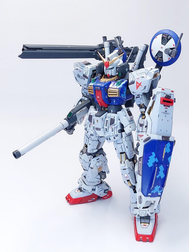 背部マウントラッチを活用することで、写真のようにキャノン状態が可能です。バックパックと接続することで出力が向上する設定です。