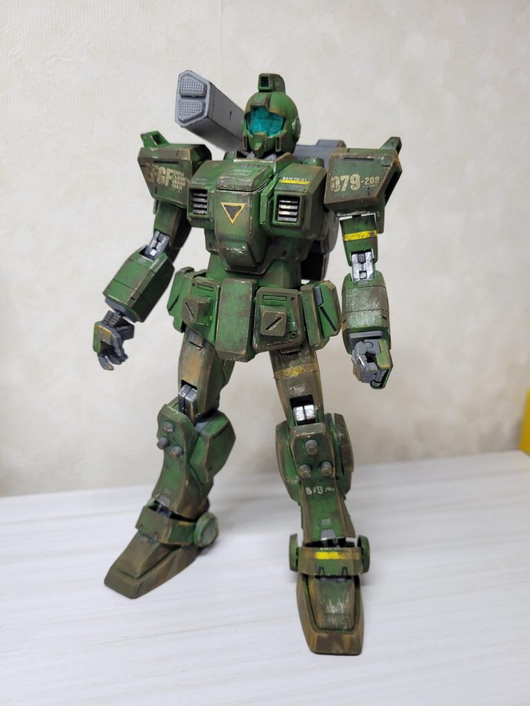 まずは素立ち。機体のどこかに黄色を入れたかったのですが、ジム・スナイパーは派手だとカムフラージュ出来ないので右側各所にラインを入れました。体格をもっと良く見せるためにショルダーアーマーのデカールは斜めに貼り付けました。もともとプロポーションが良く出来ているのでウェザリングをするとより泥臭さが増していいですね。