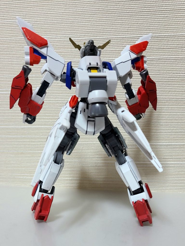 まずは正面からとバックショットメインフレームはグレイズ改を使用していますが、他は以下の通り頭部→バルバトス+ヴィタールのミキシング肩→フリーダムガンダムリフューダー腕→マーズフォーガンダム(腕のブースターは30MMのオプションパーツより)サイドアーマー→ガンダムアスタロトその他ジャンクパーツ多数組み合わせこうしてみるとだいぶ盛ってますね…
