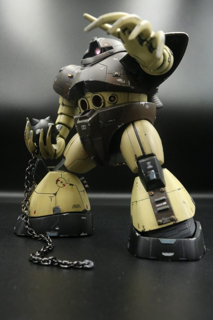 ハンマーはHGガンダムから借りましたが、アニメ版ほどデカくはないので、片手で受け止められます。