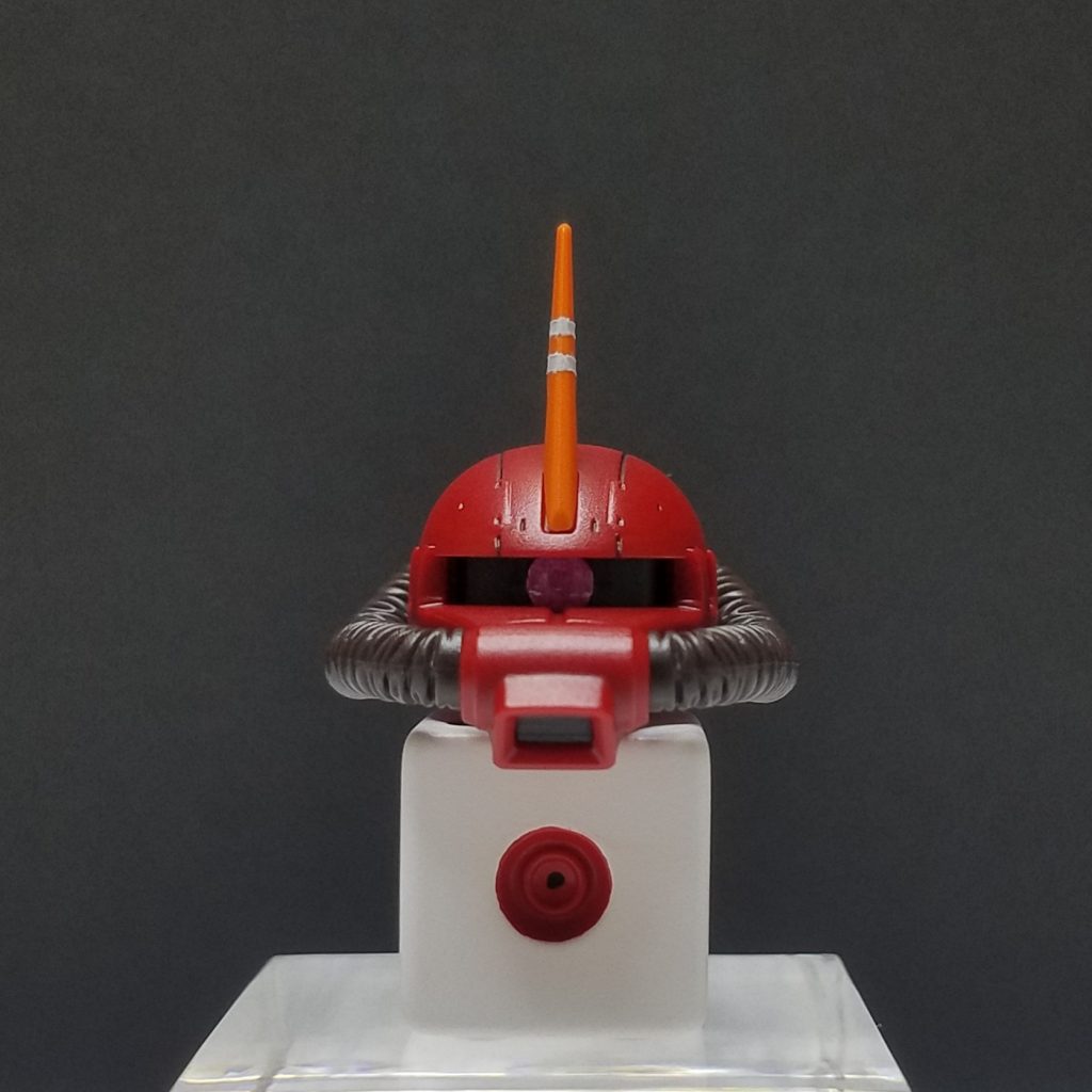 正面ボディは以前制作したサイコロガンダムⅡと同様の加工。東急ハンズの14角サイコロを使用し、メガ粒子砲となる1の目にはコトブキヤのMSG丸バーニアを埋め込んでいます。