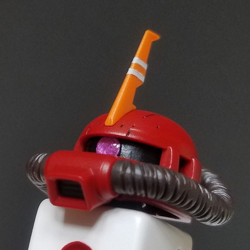 モノアイは凸部分にGXメタルパープルを塗ってクリアレジン(ピンク)をコーティング。まるでクリアパーツを埋め込んだようなレンズ感!ただ首とせっかくのモノアイは破損が怖くて動かせません…orz