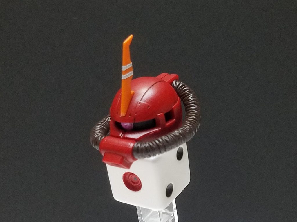 カラーリング頭は成形色のまま。ボディはクレオス Mr.カラーホワイトで塗装後、サイコロの目をシタデルやエナメル塗料で筆塗り。最後に半ツヤを吹いています。ちなみにアンテナの2本線もマスキングによる筆塗りで、これが地味に大変でした…。