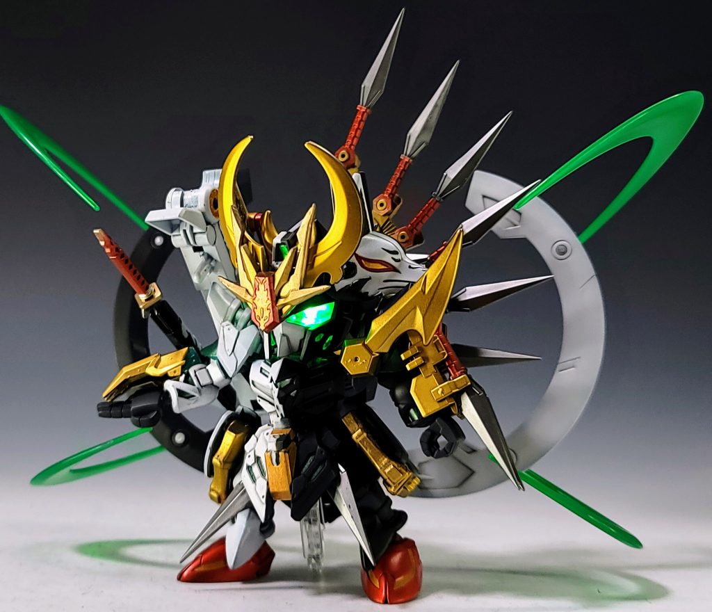 左右で印象が変わります。フロントアーマーのクナイはプラアクトのクナイパーツに変更。頭部に電飾を入れて目を光らせています。また角はプラ板とパテで延長&シャープ化をしています。トゲトゲ多めの強そうな感じで作成しています。