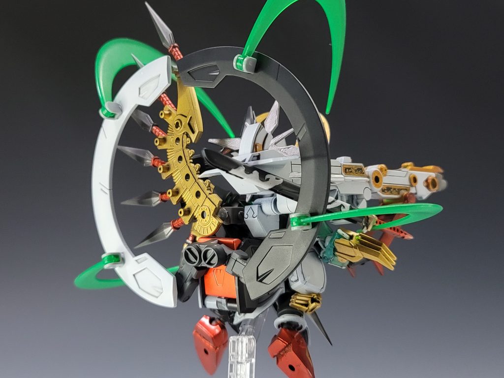 バックショットです。ヴォワチュール・リュミエールは大将軍の光輪をイメージしつつ、雷鳴ガンダムの雷をまとっている感じになるというお得アイテムでつけています。太もも、足裏、腕、角裏などの肉抜き穴はパテで埋めています。