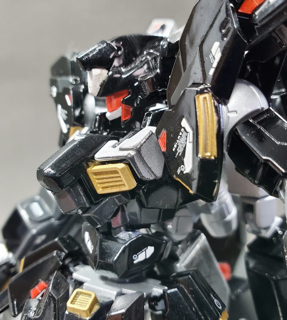 元々はツインアイだけどバイザーが好きなので変更。側東武のアンテナはプラ板で自作しました。