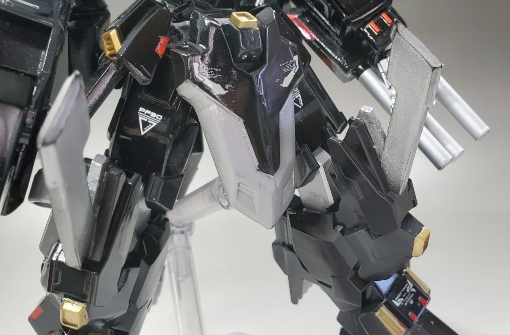 膝にはニークラッシャー。緊急時の副兵装な打突