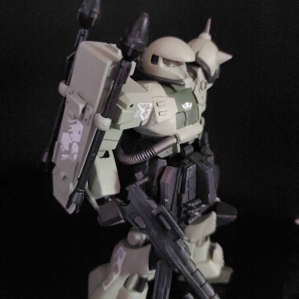 塗装を剥がしてジャンクパーツ プラ板にて補修。シャアの欠片もない量産機として転生してもらいました。