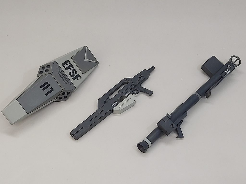 武装はキット付属のシールド、ビームライフルと、余ってたハイパーバズーカを作成しました